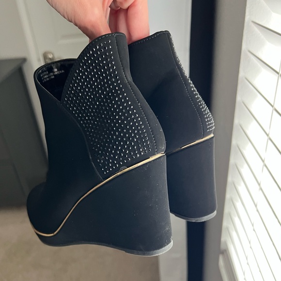 WEDGES BLACK GOLD STONES SIZE 9.5 - Picture 3 of 11